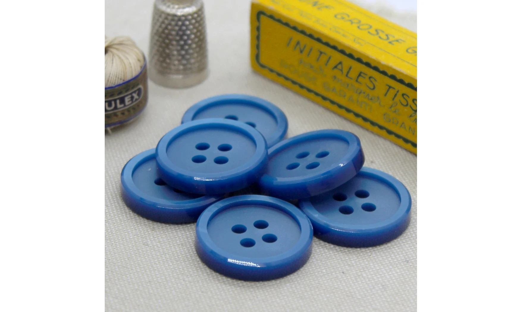 Vintage button 102V