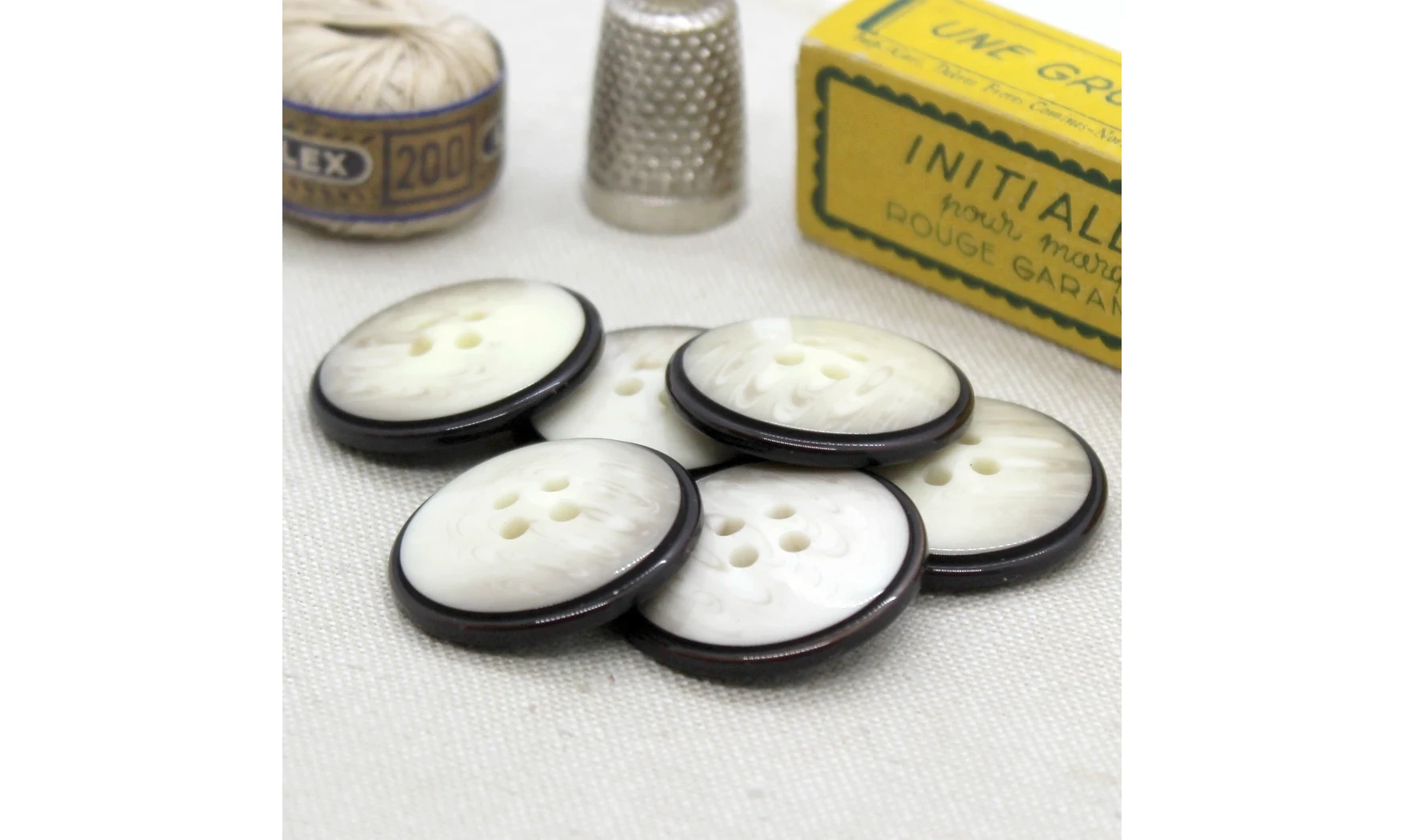 Vintage button 107V