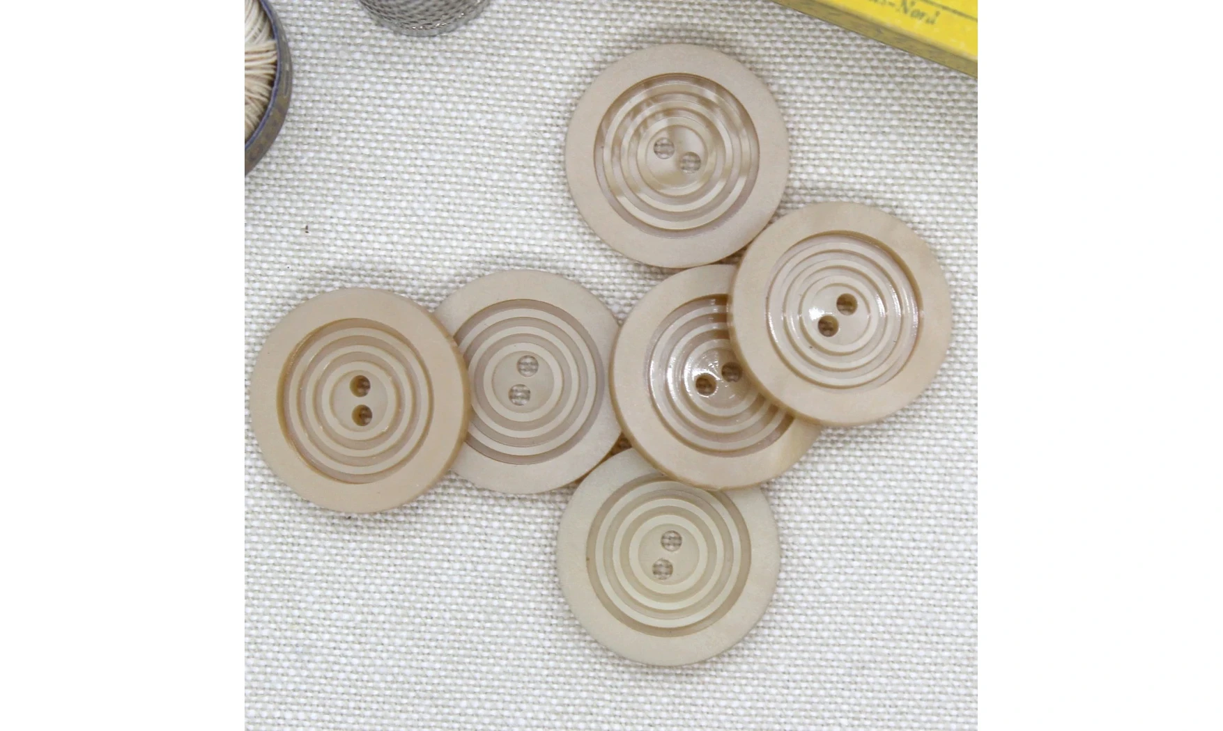 6 Boutons / 22MM / Brun sable "Cercles"