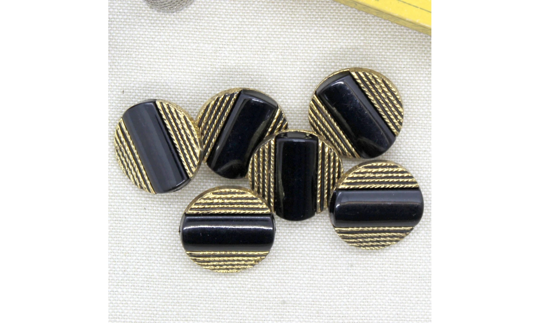 6 Boutons / 23MM / Noir et stries dorées