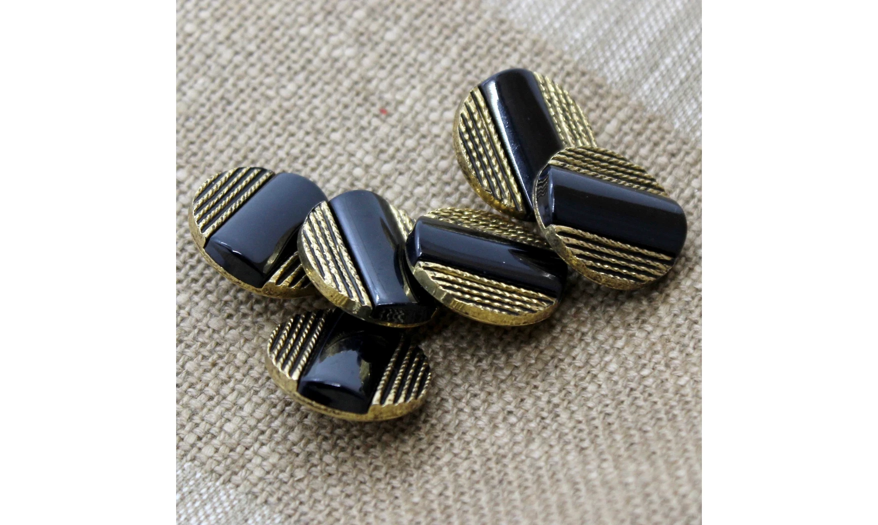 6 Boutons / 23MM / Noir et stries dorées