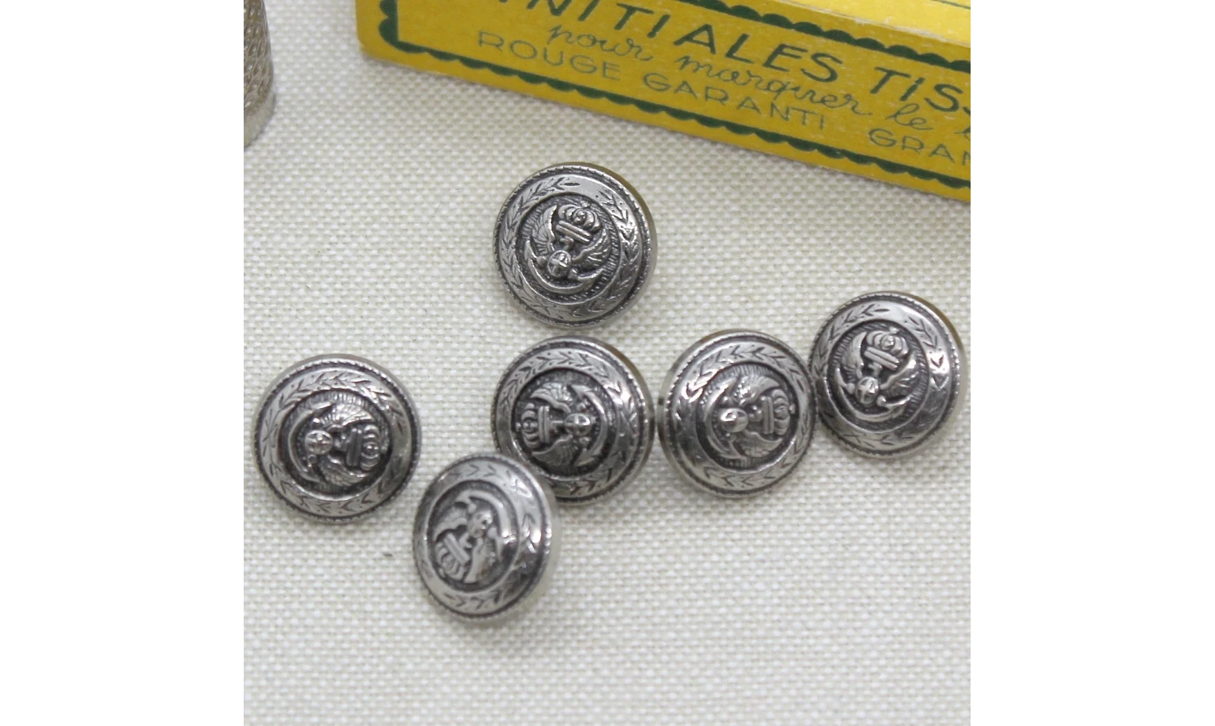 Vintage button 133V