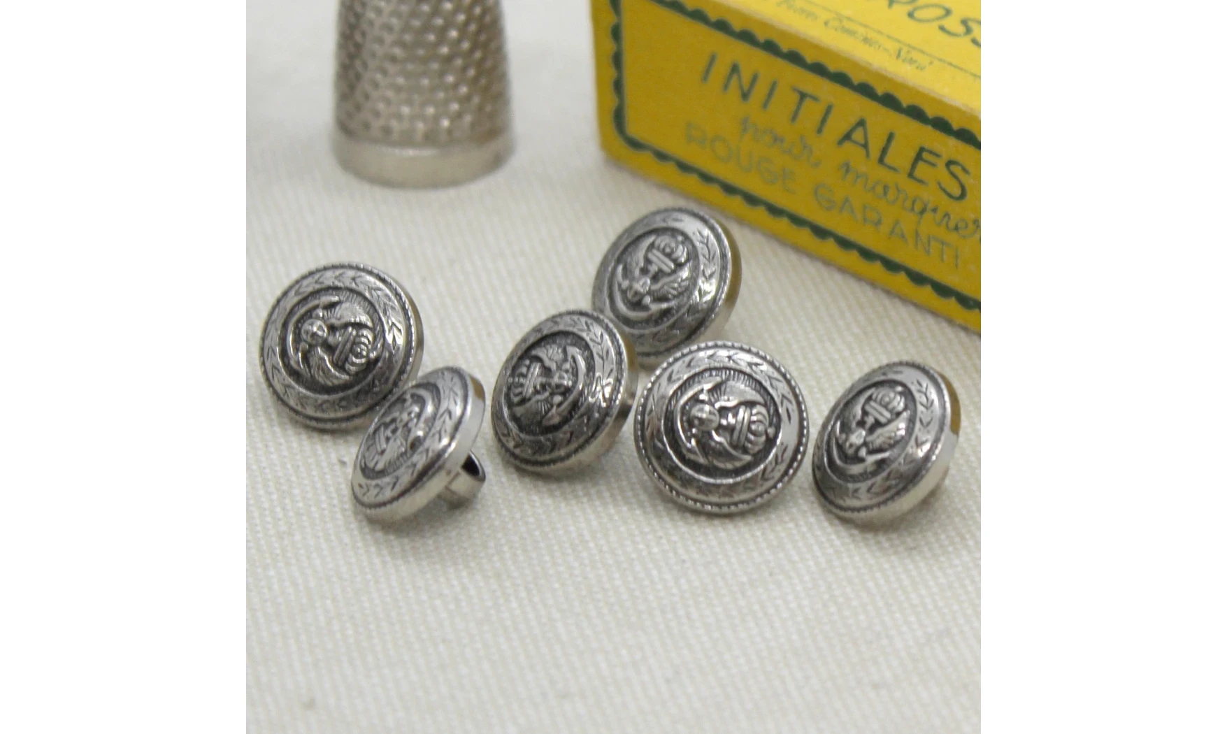Vintage button 133V