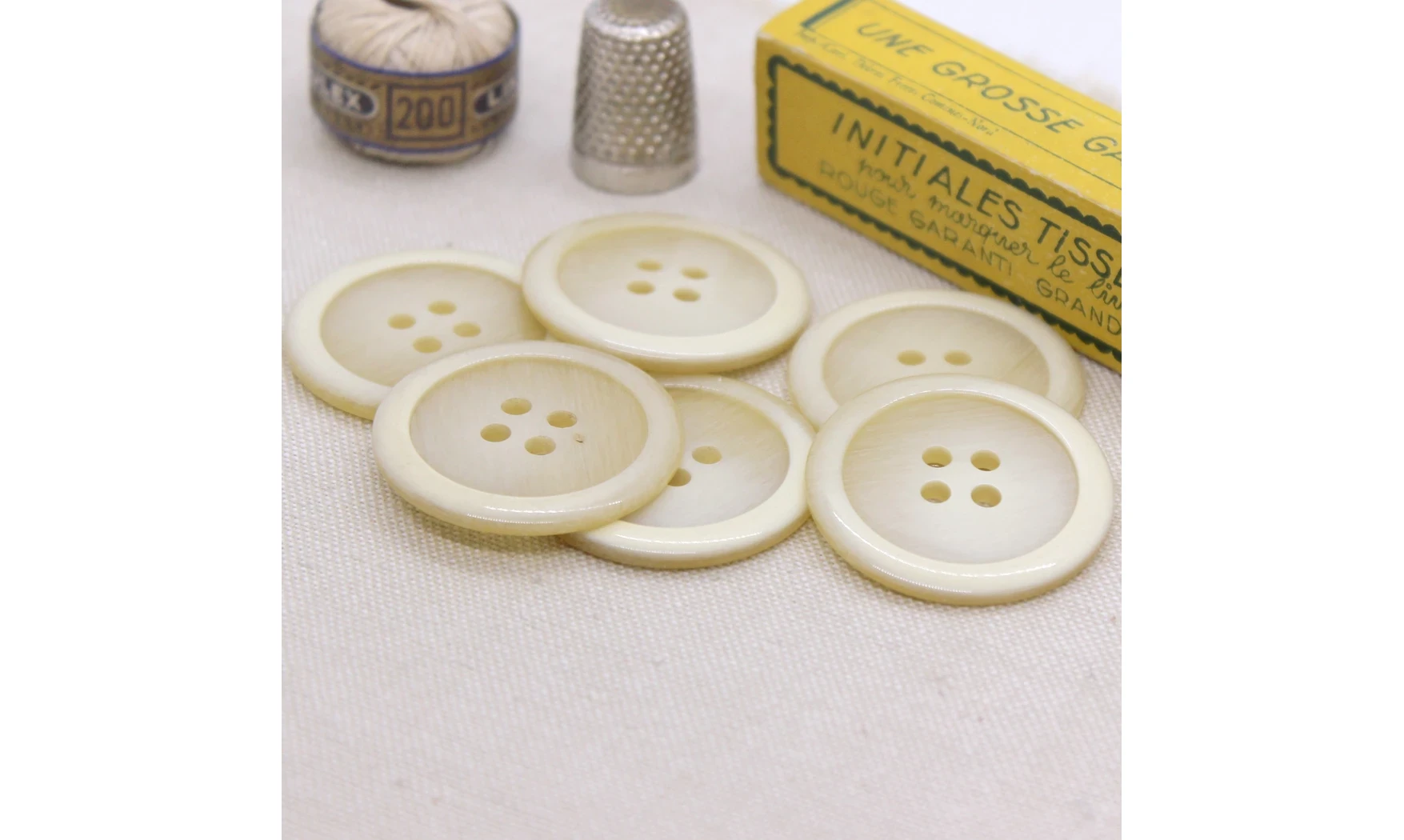 Vintage button 141v