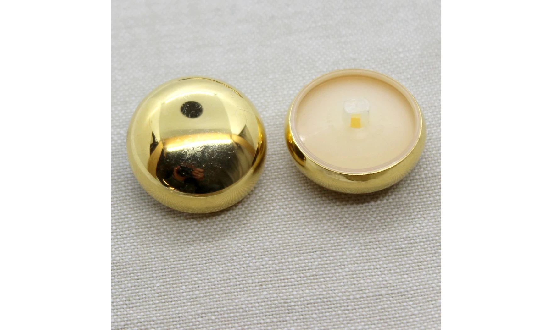 Vintage button 058V