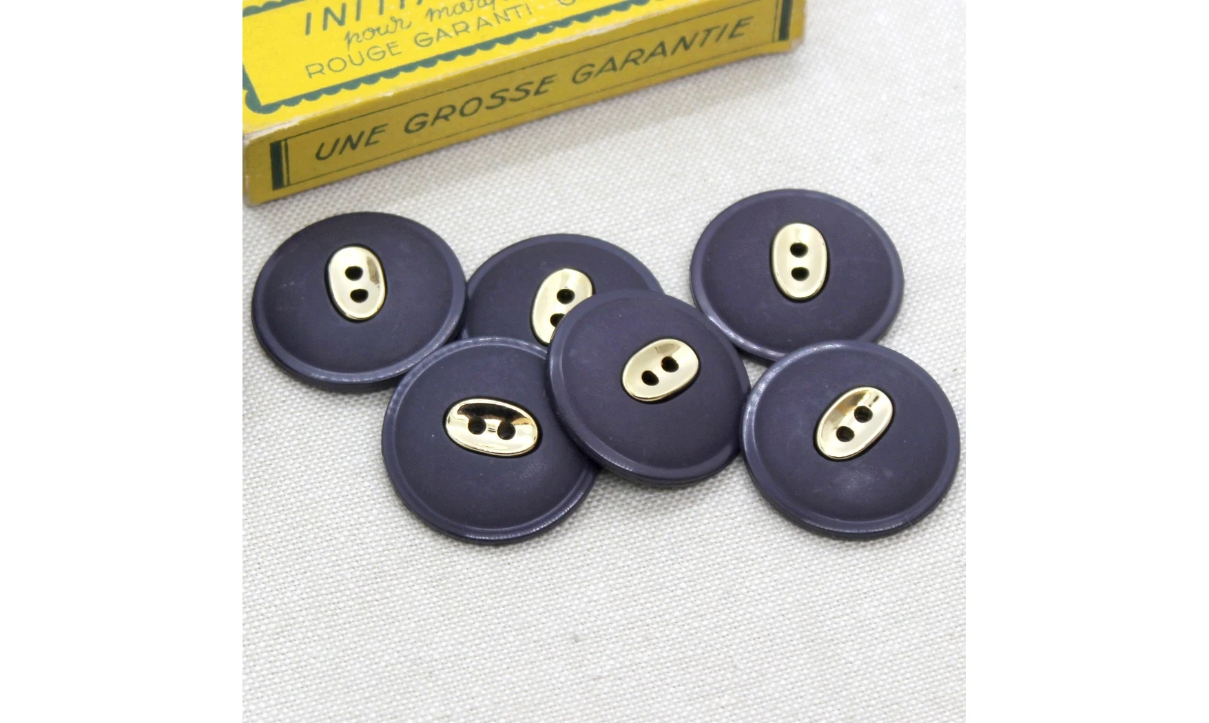 Vintage Button 048V