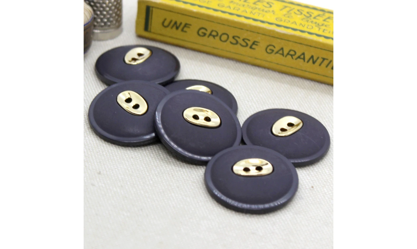 Vintage Button 048V