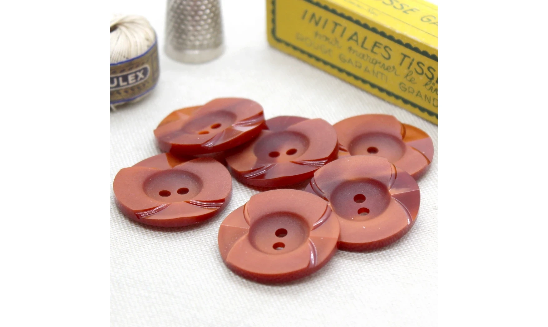 6 Boutons / 28MM / Rouge
