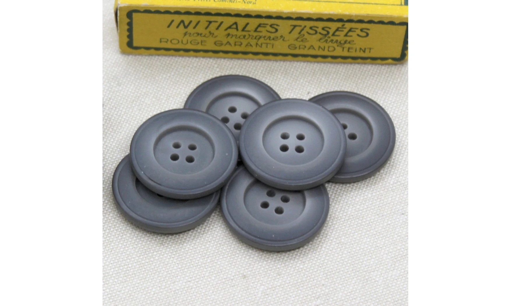 Vintage button 178V