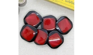 6 Boutons / 25MM / Carré rouge sur noir