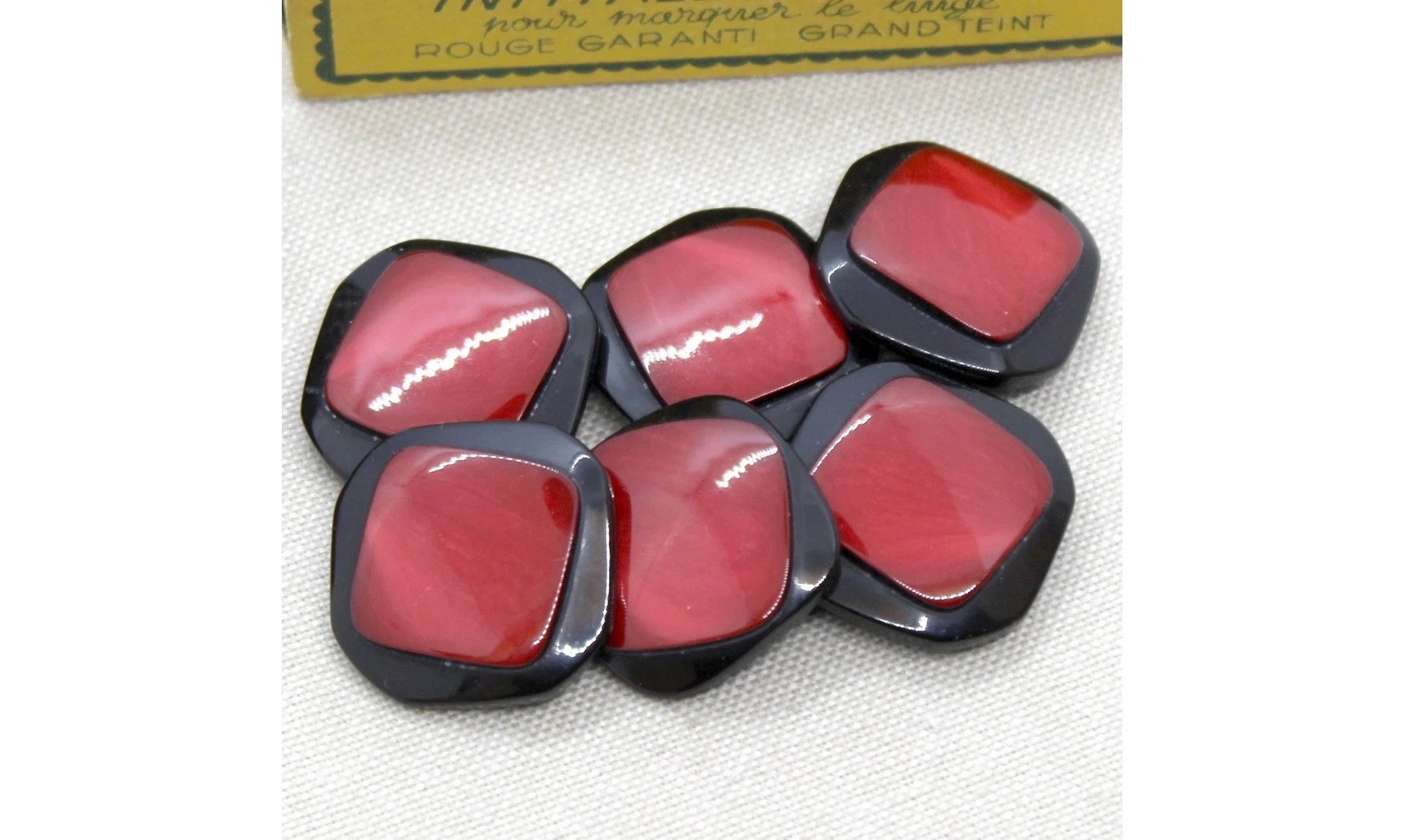 6 Boutons / 25MM / Carré rouge sur noir