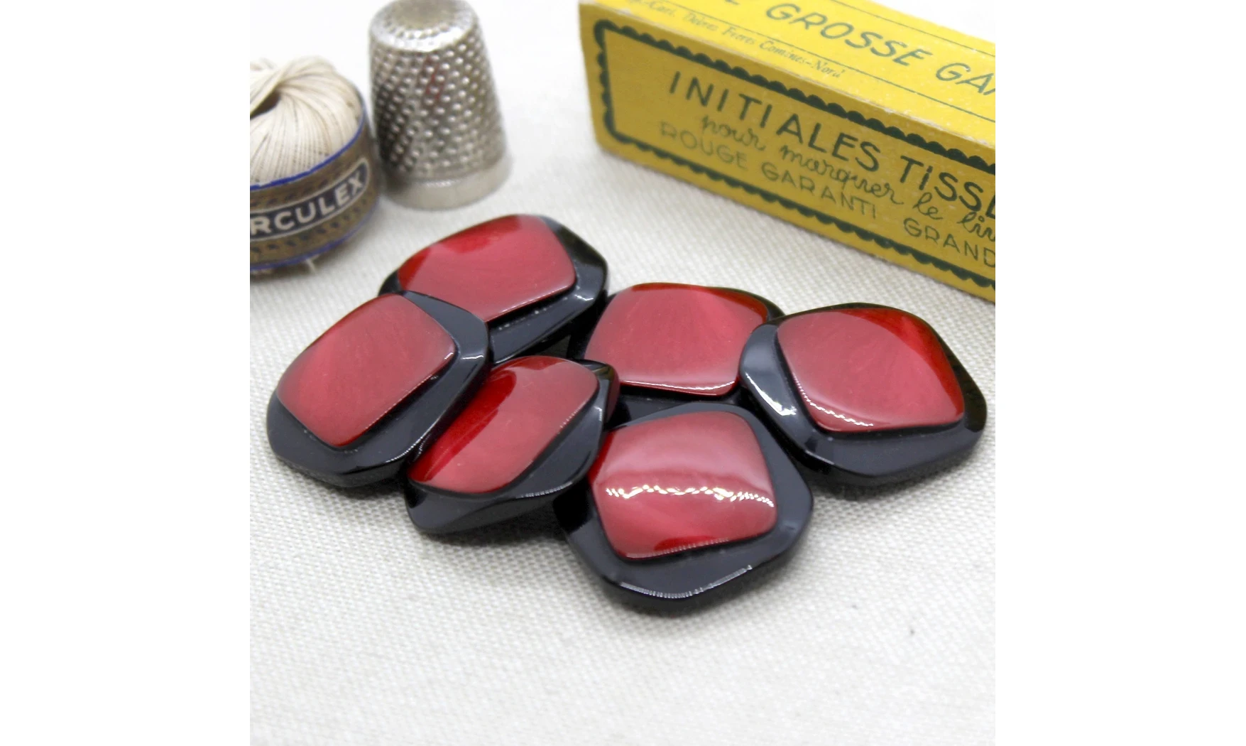 6 Boutons / 25MM / Carré rouge sur noir