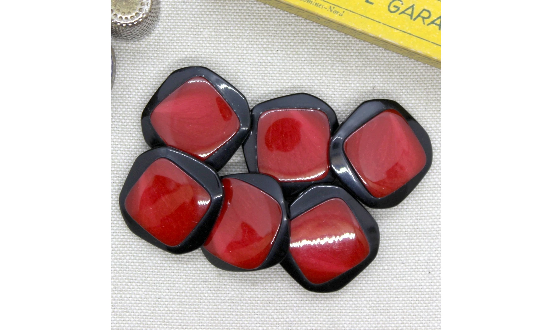 6 Boutons / 25MM / Carré rouge sur noir