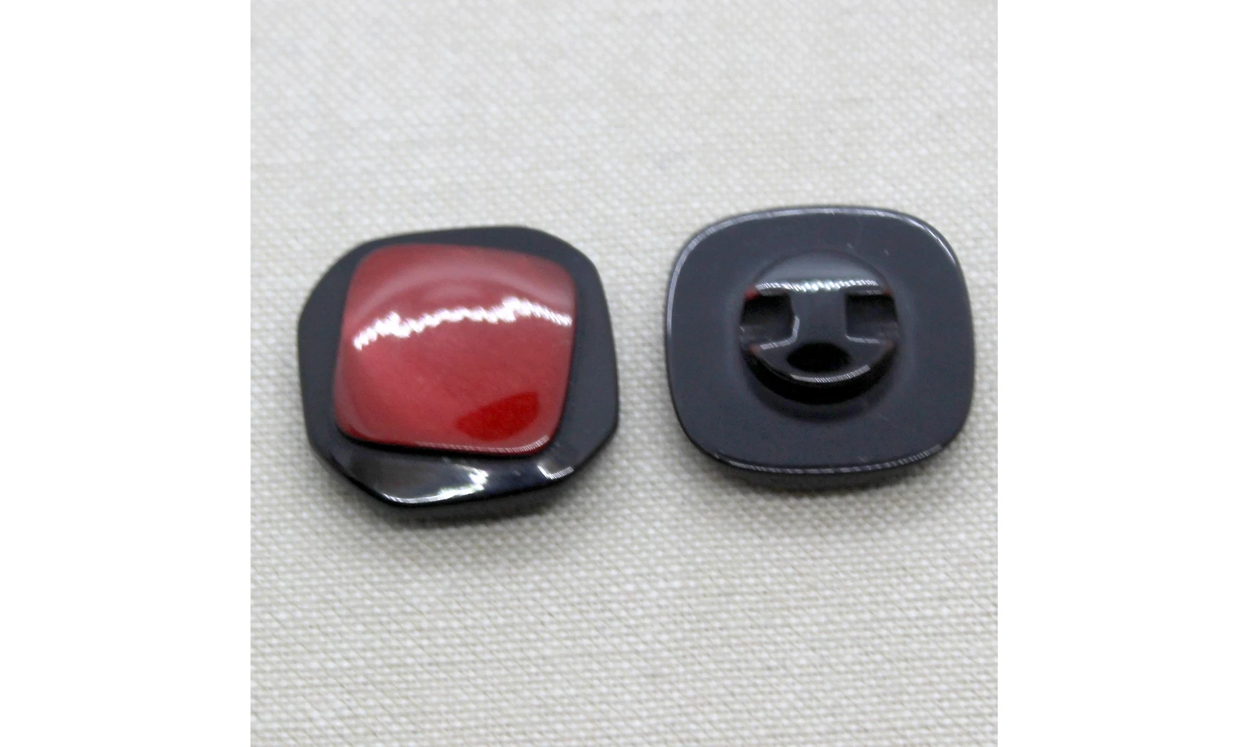 6 Boutons / 25MM / Carré rouge sur noir