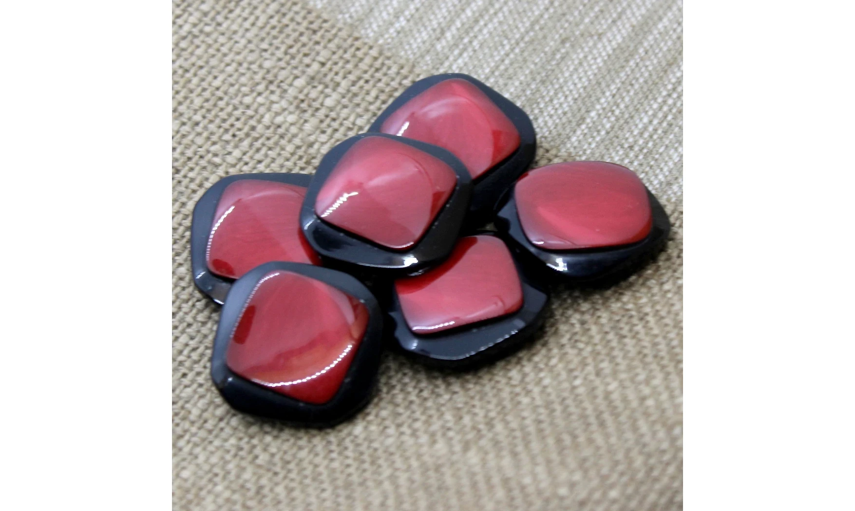 6 Boutons / 25MM / Carré rouge sur noir