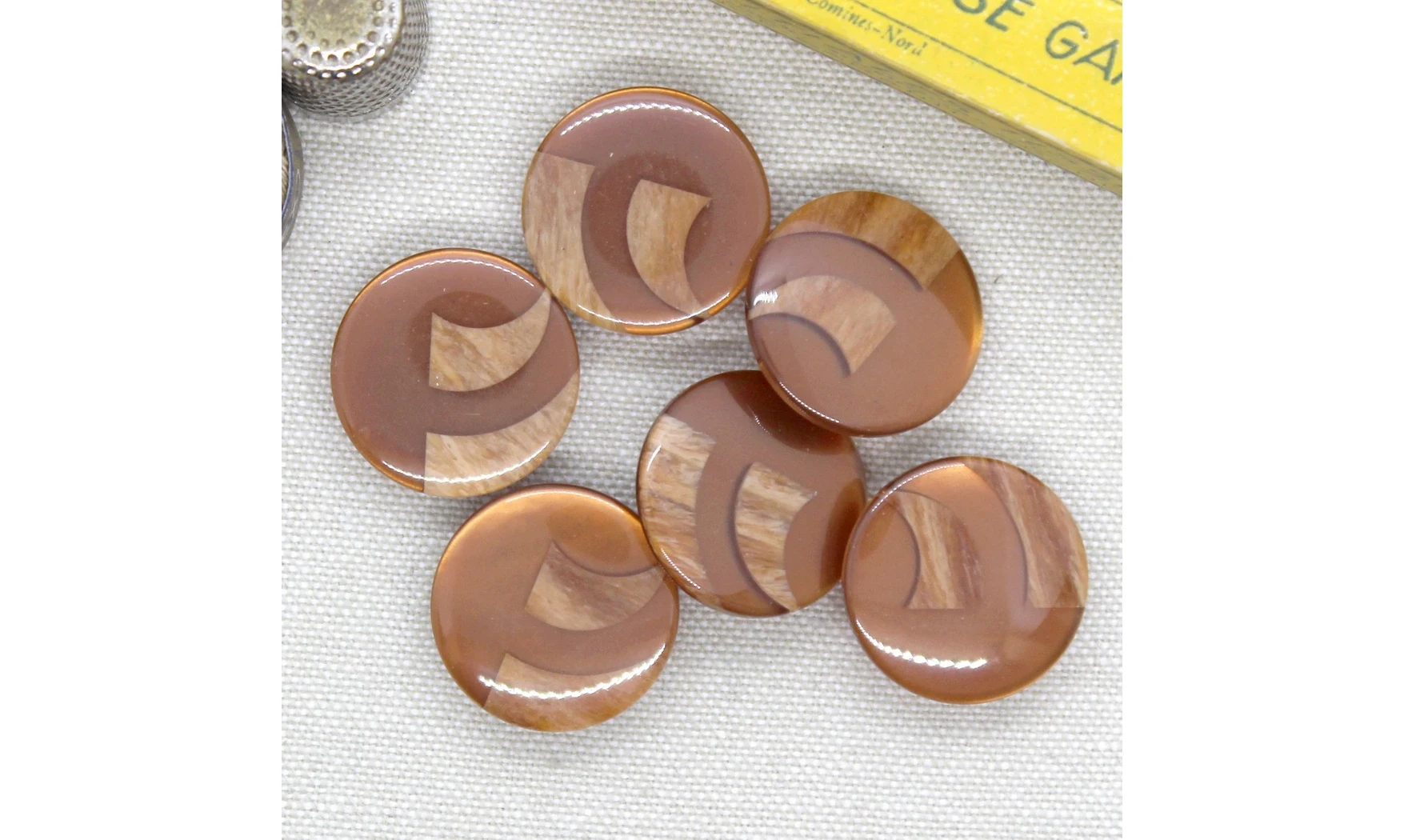 6 Boutons / 23MM / Brun