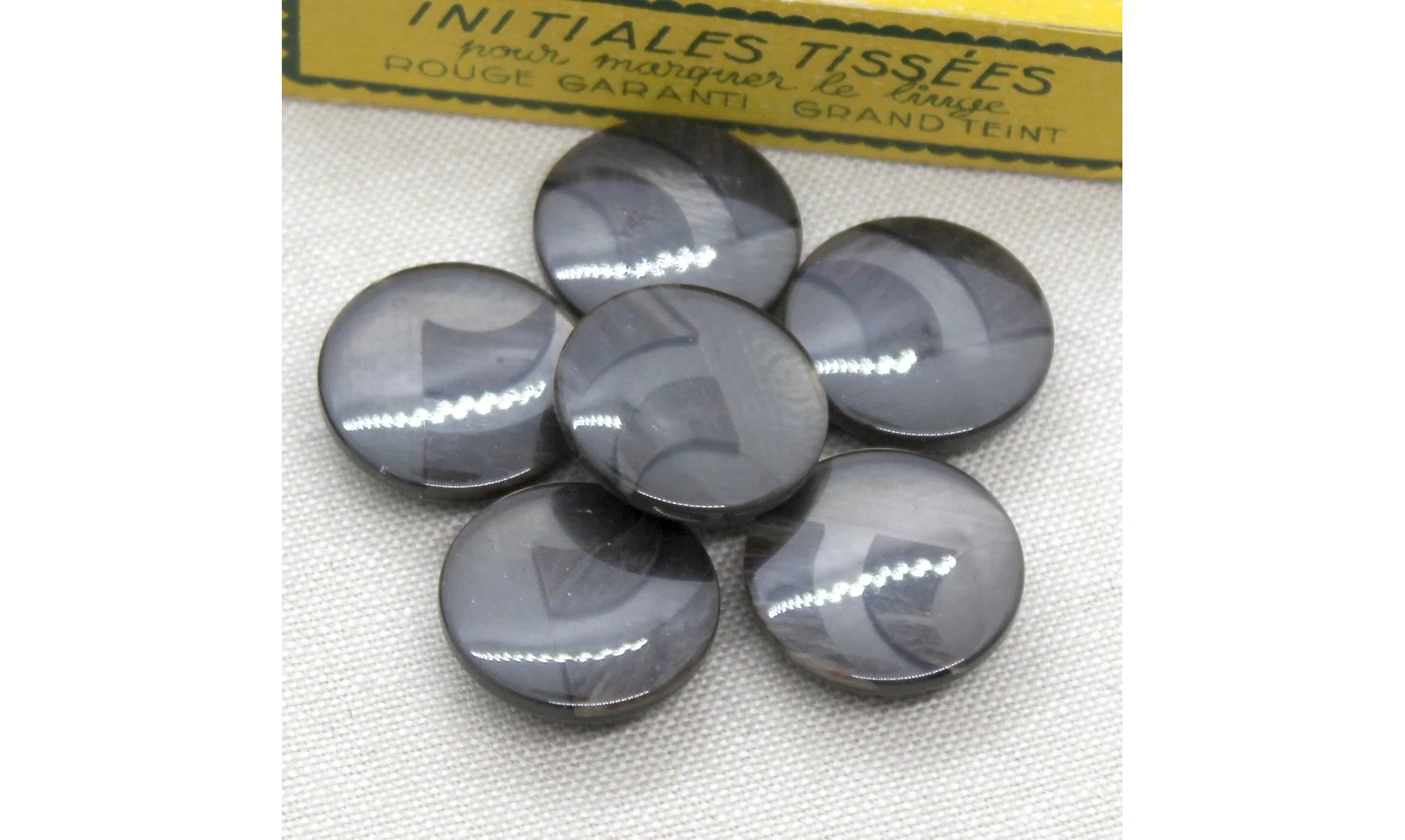 Vintage button 195V
