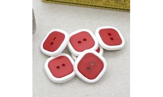 6 Boutons / 21MM / Carré Rouge sur blanc