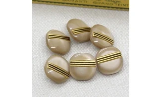 6 Boutons / 17MM / Carré brun