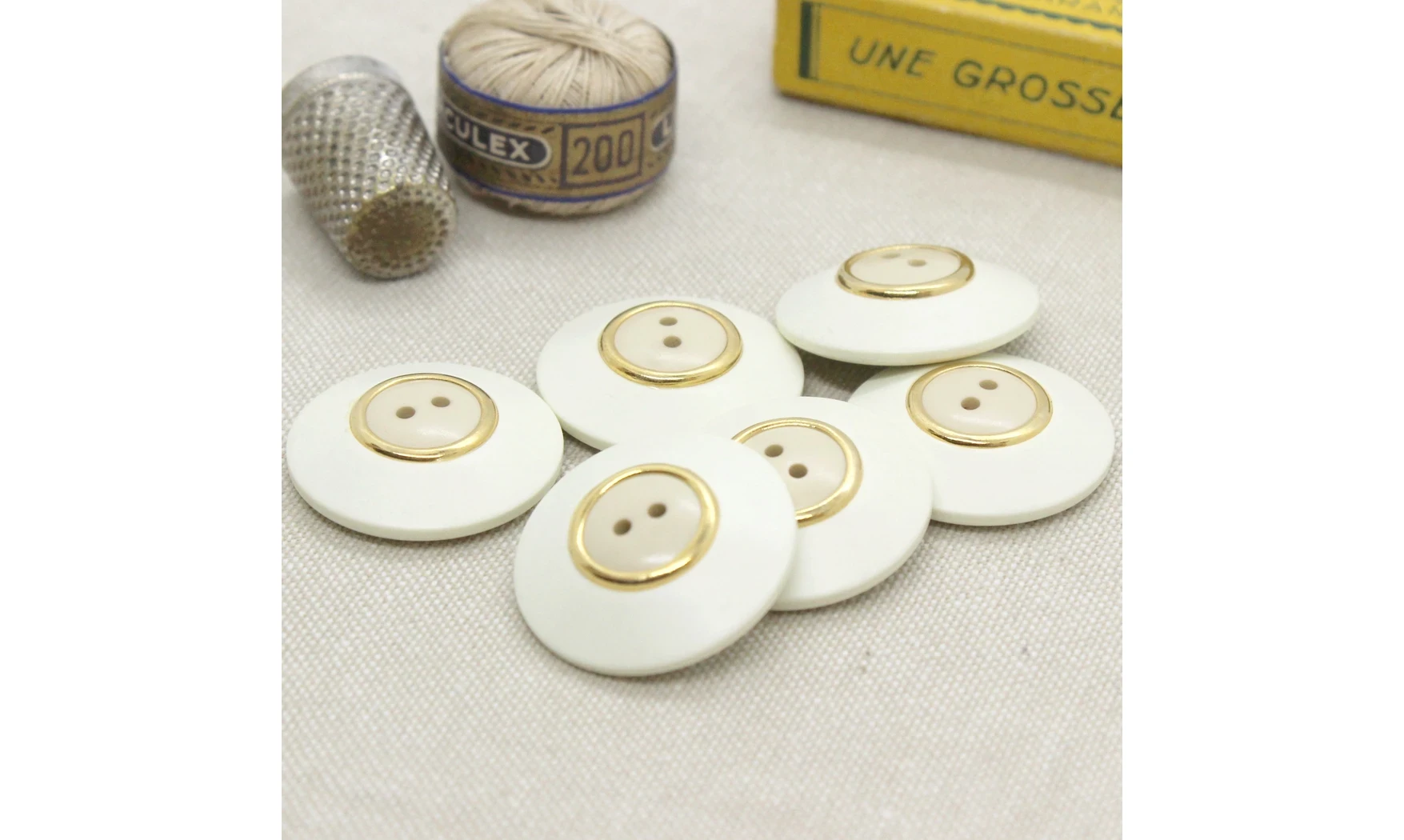 6 boutons / 25MM / Blanc et centre crème