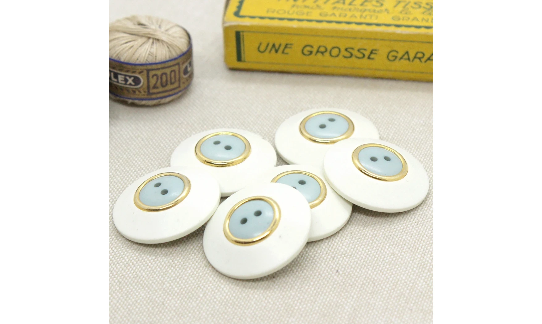 6 boutons / 25MM / Blanc et centre bleu