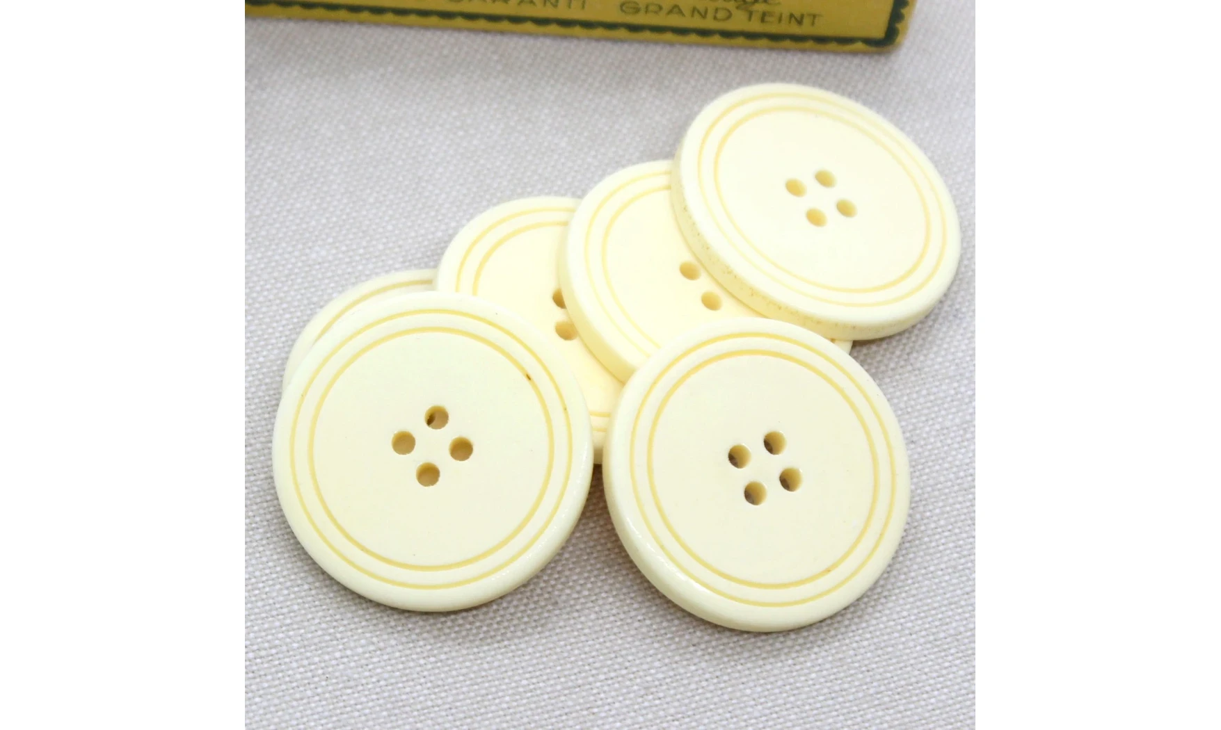 6 Boutons / 34MM / Jaune