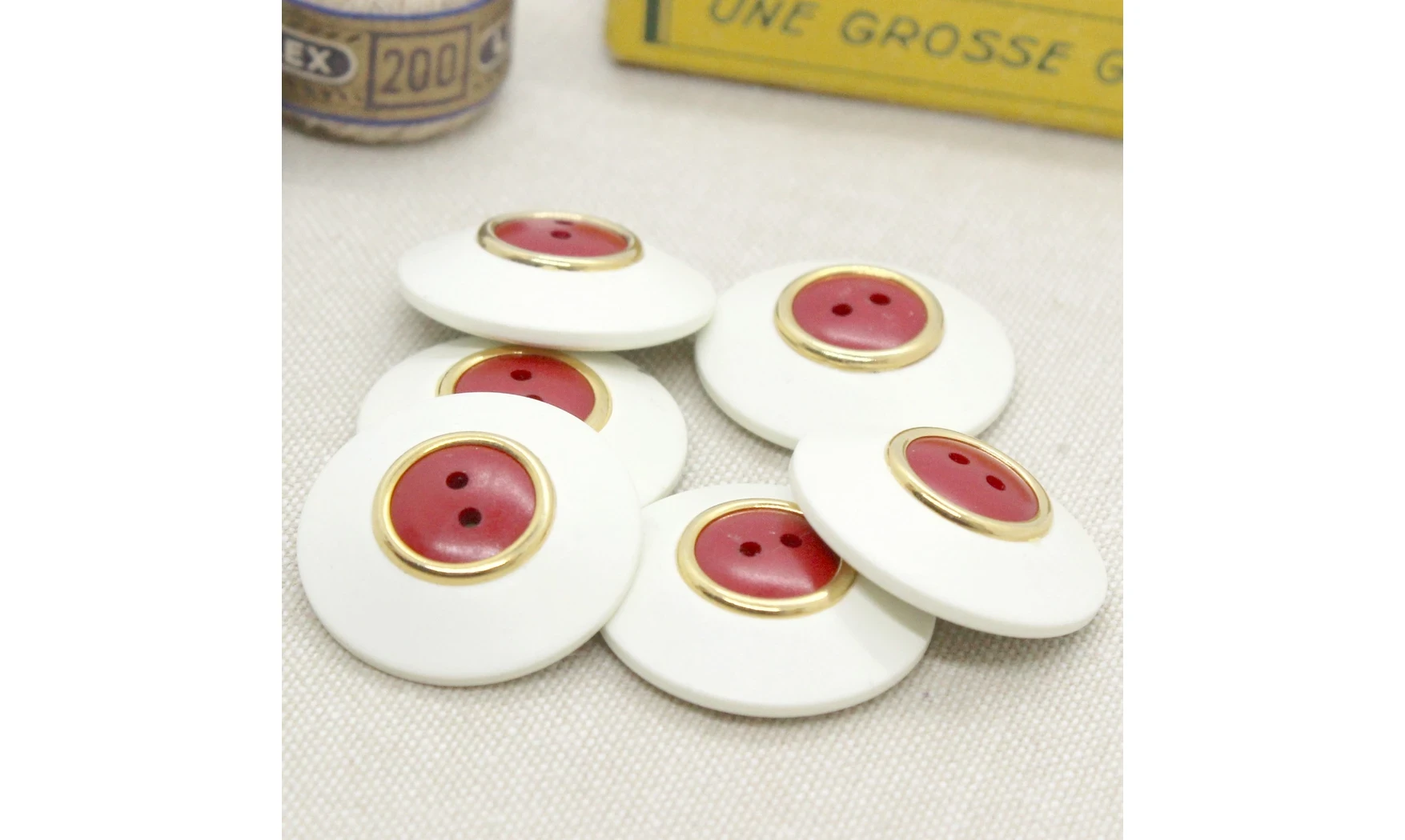 6 boutons / 25MM / Blanc et centre rouge