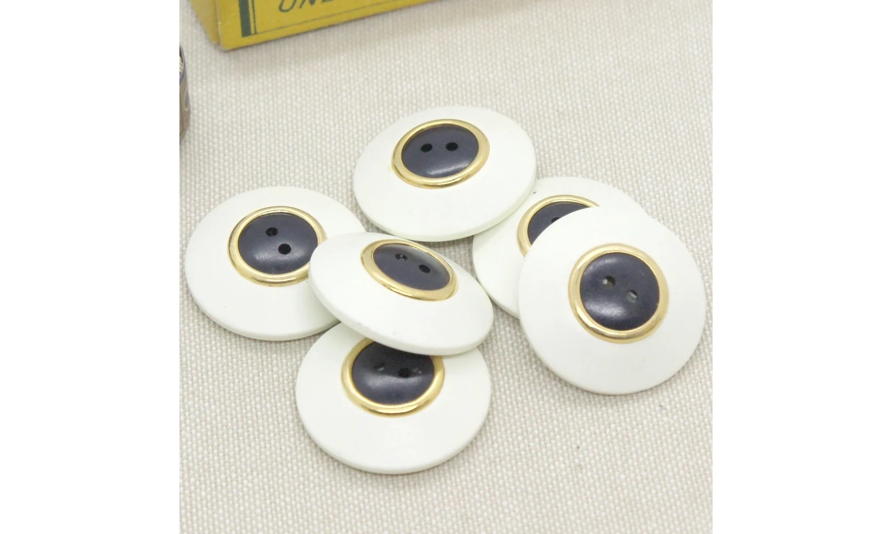 6 boutons / 25MM / Blanc et centre noir