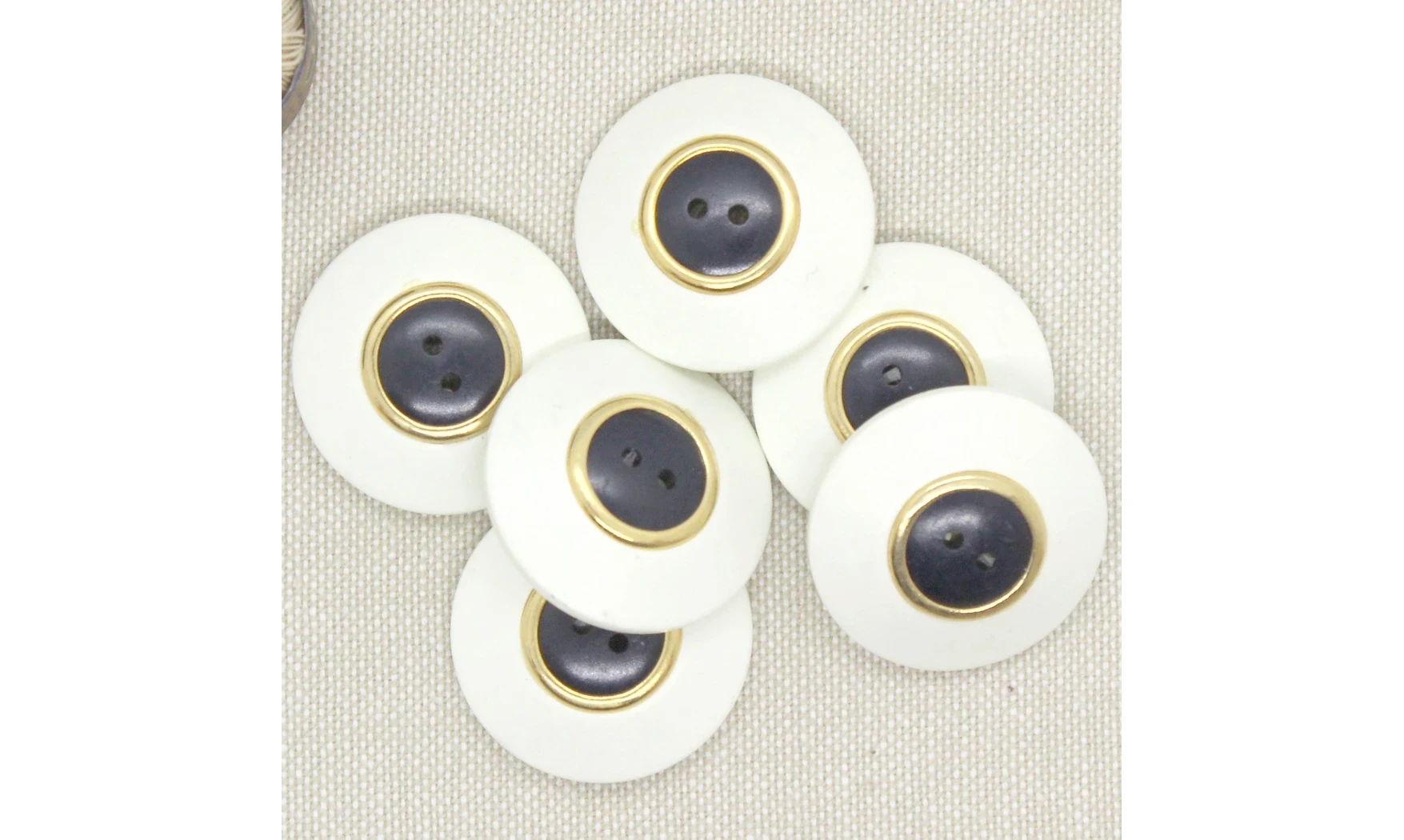 6 boutons / 25MM / Blanc et centre noir