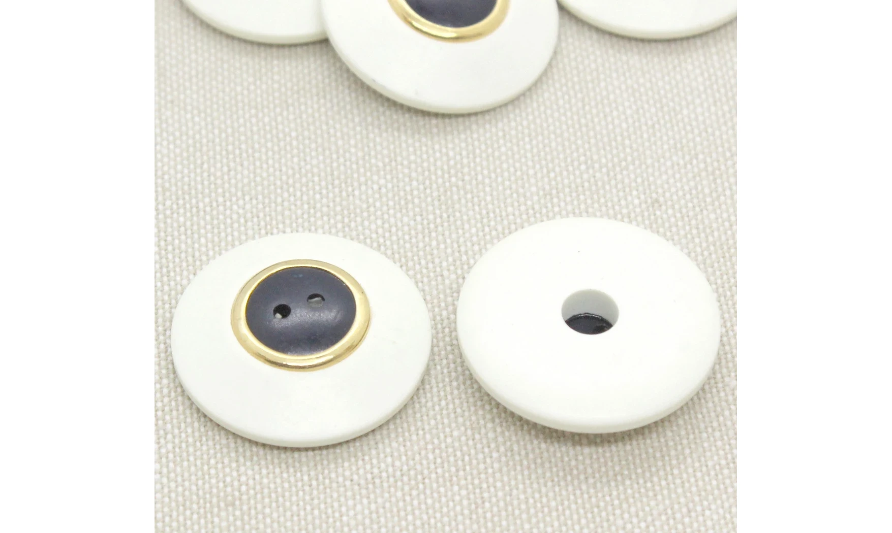 6 boutons / 25MM / Blanc et centre noir