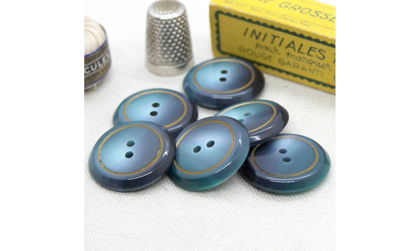 Vintage button Blue