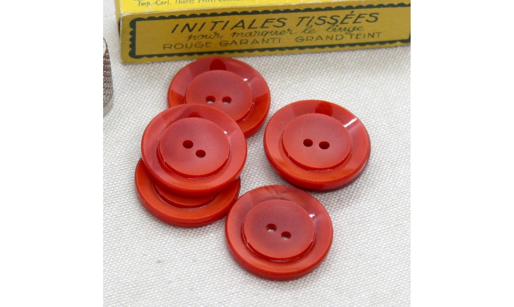 Vintage button Red