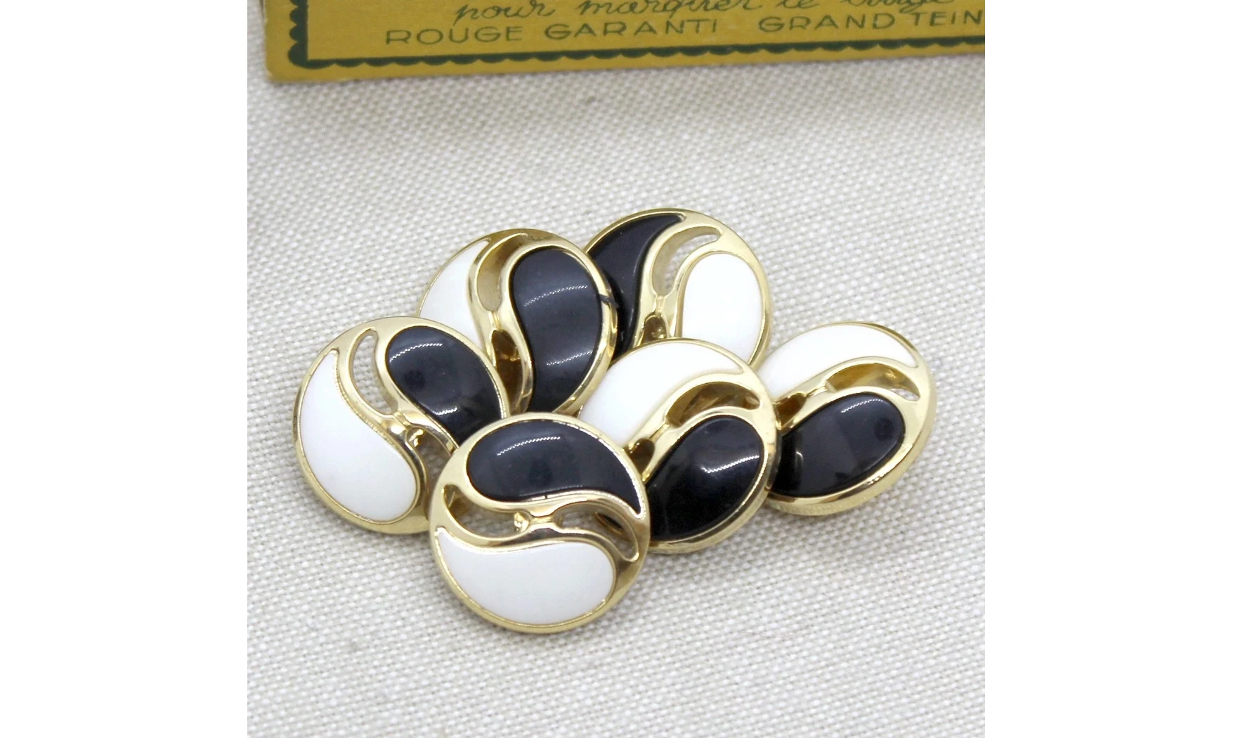 Vintage button Yin and Yang