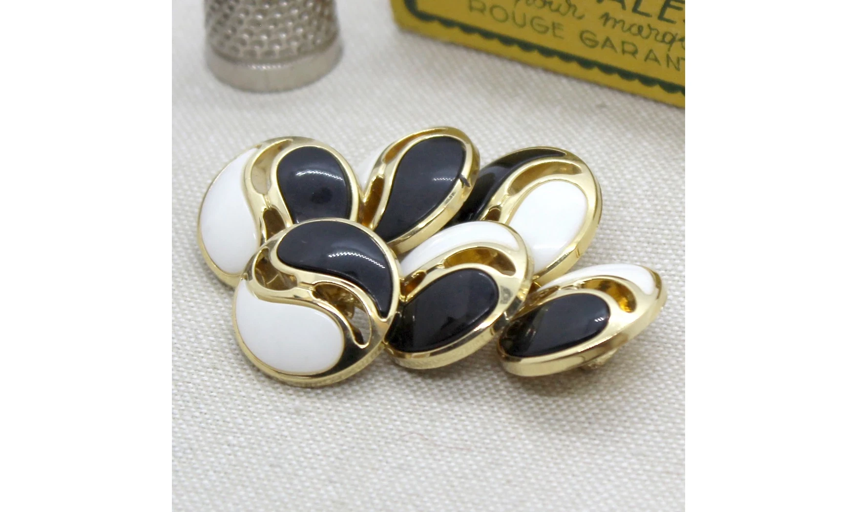 Vintage button Yin and Yang