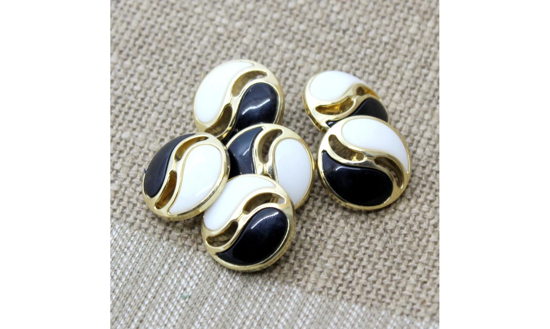 Vintage button Yin and Yang