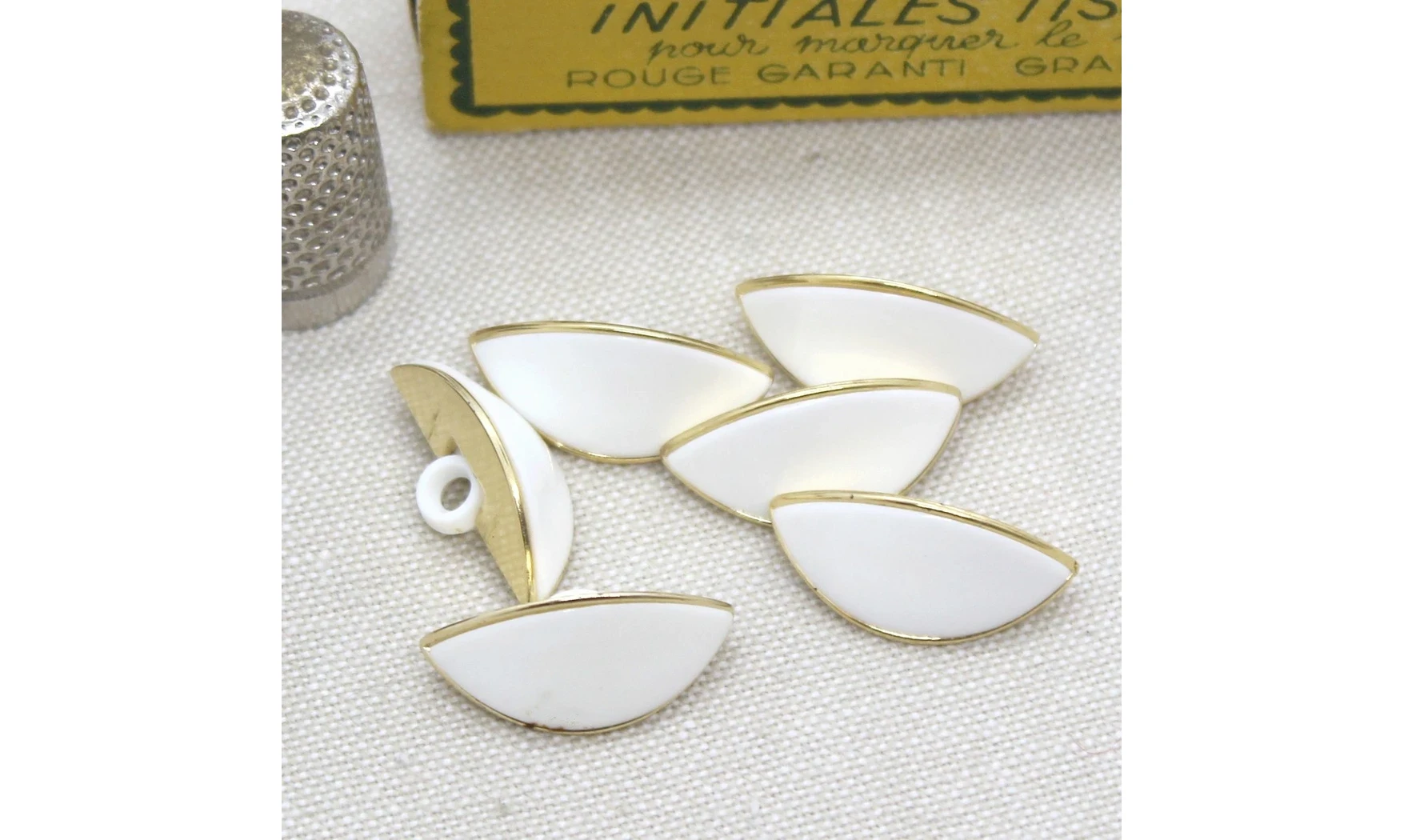 6 Boutons / 23MM / Oeil Blanc et doré