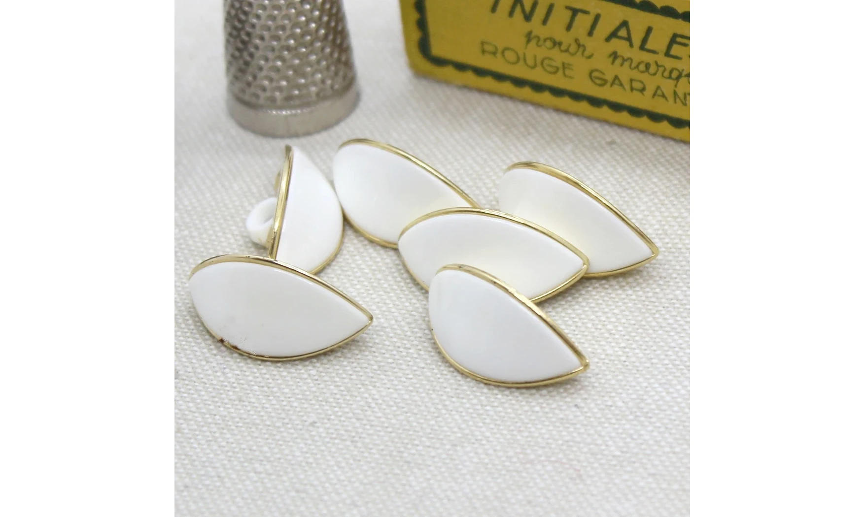 6 Boutons / 23MM / Oeil Blanc et doré