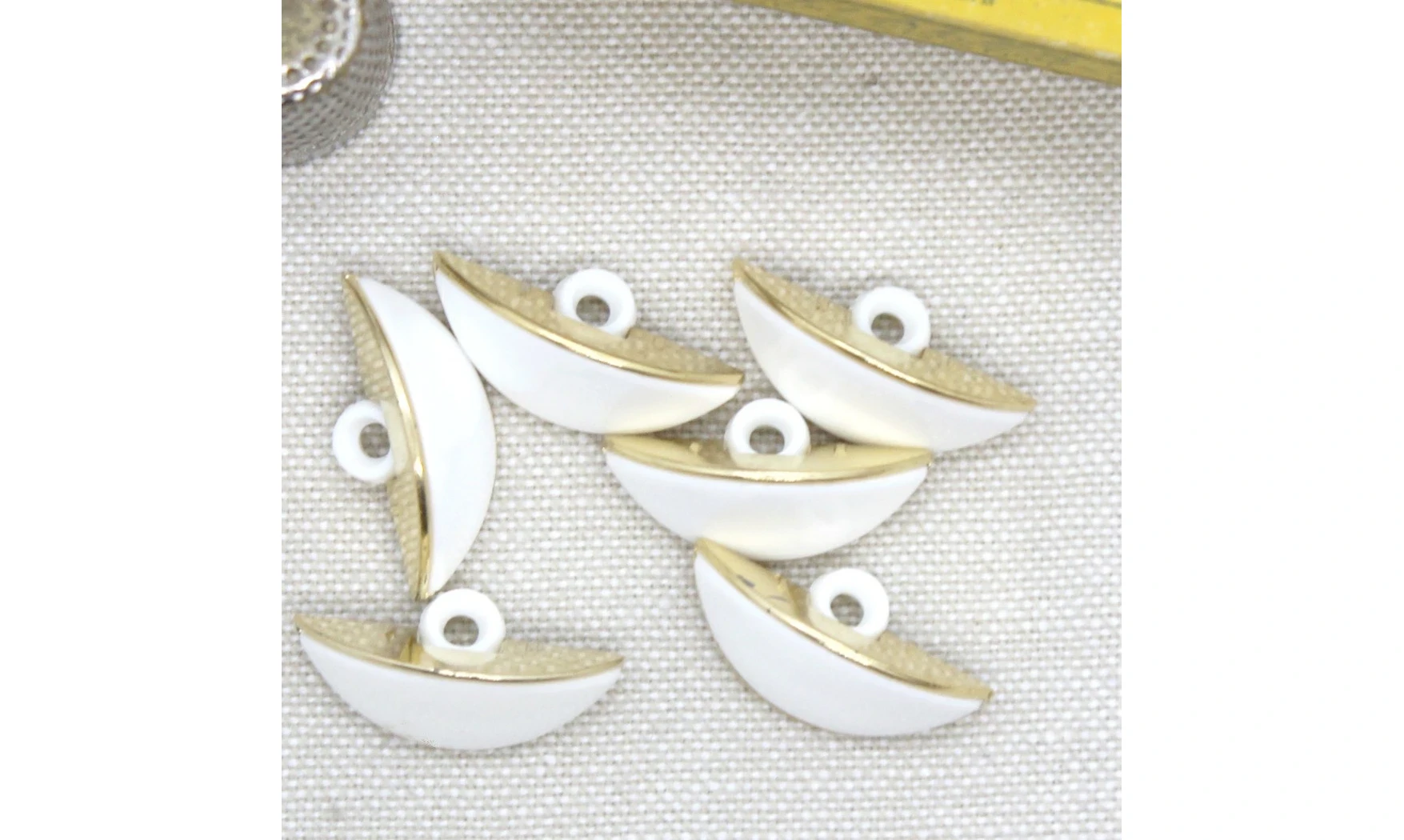 6 Boutons / 23MM / Oeil Blanc et doré