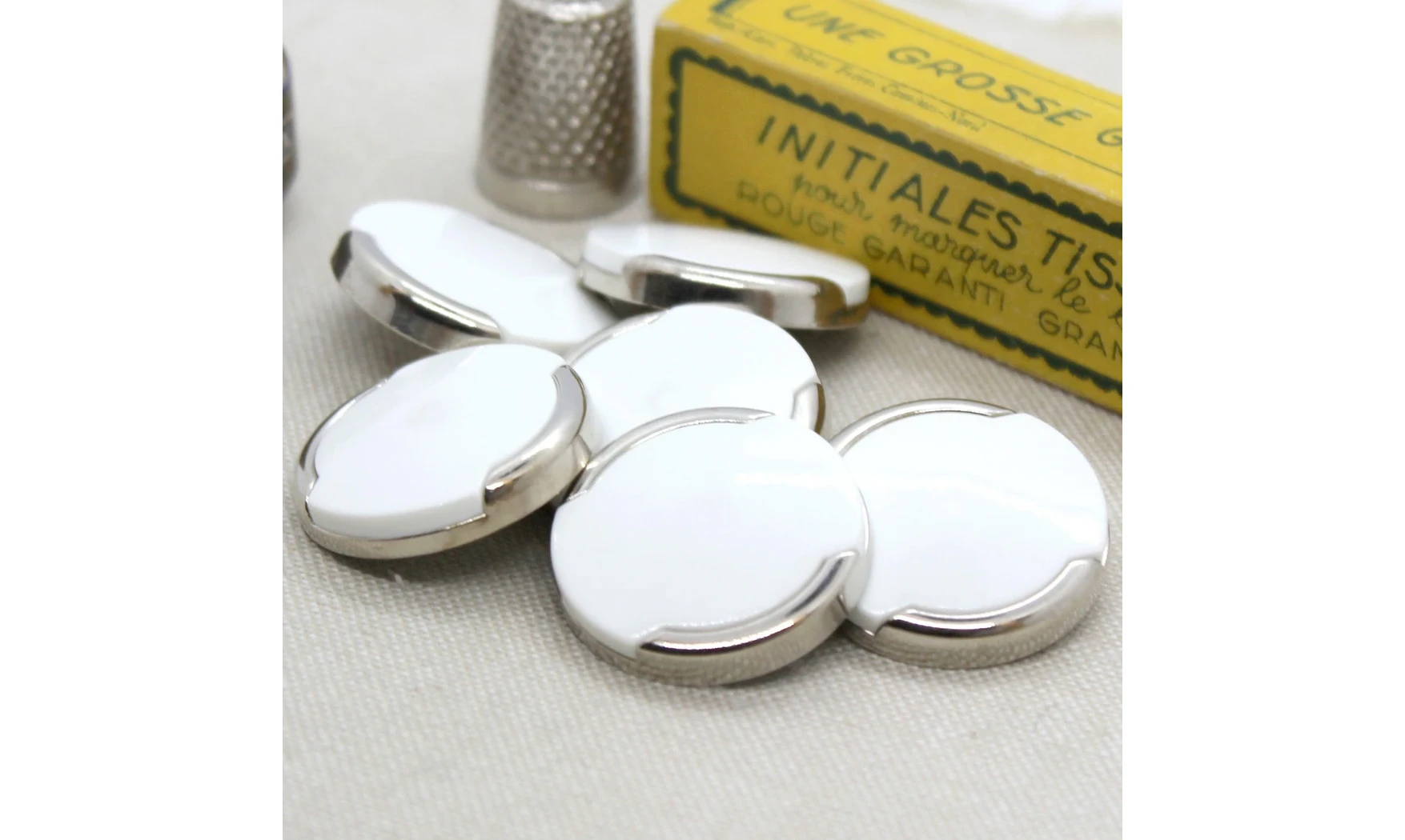 6 Boutons / 27MM / Blanc et argenté