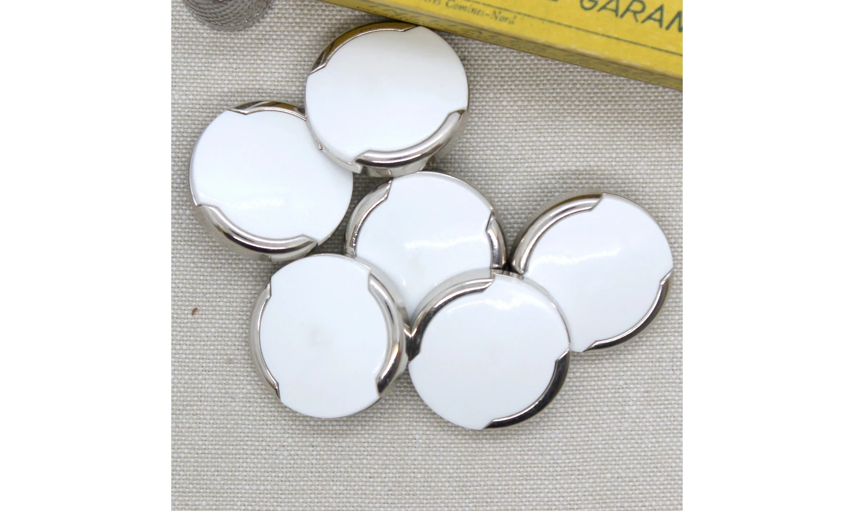 6 Boutons / 27MM / Blanc et argenté