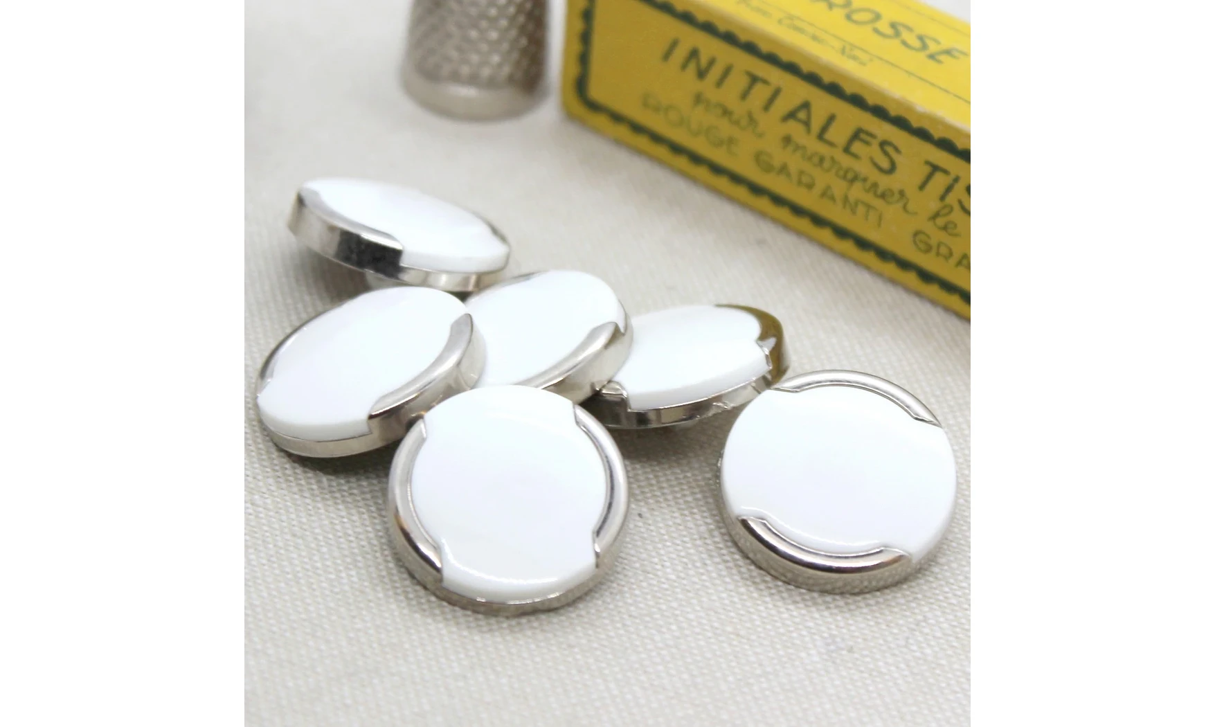 6 Boutons / 22MM / Blanc et argenté