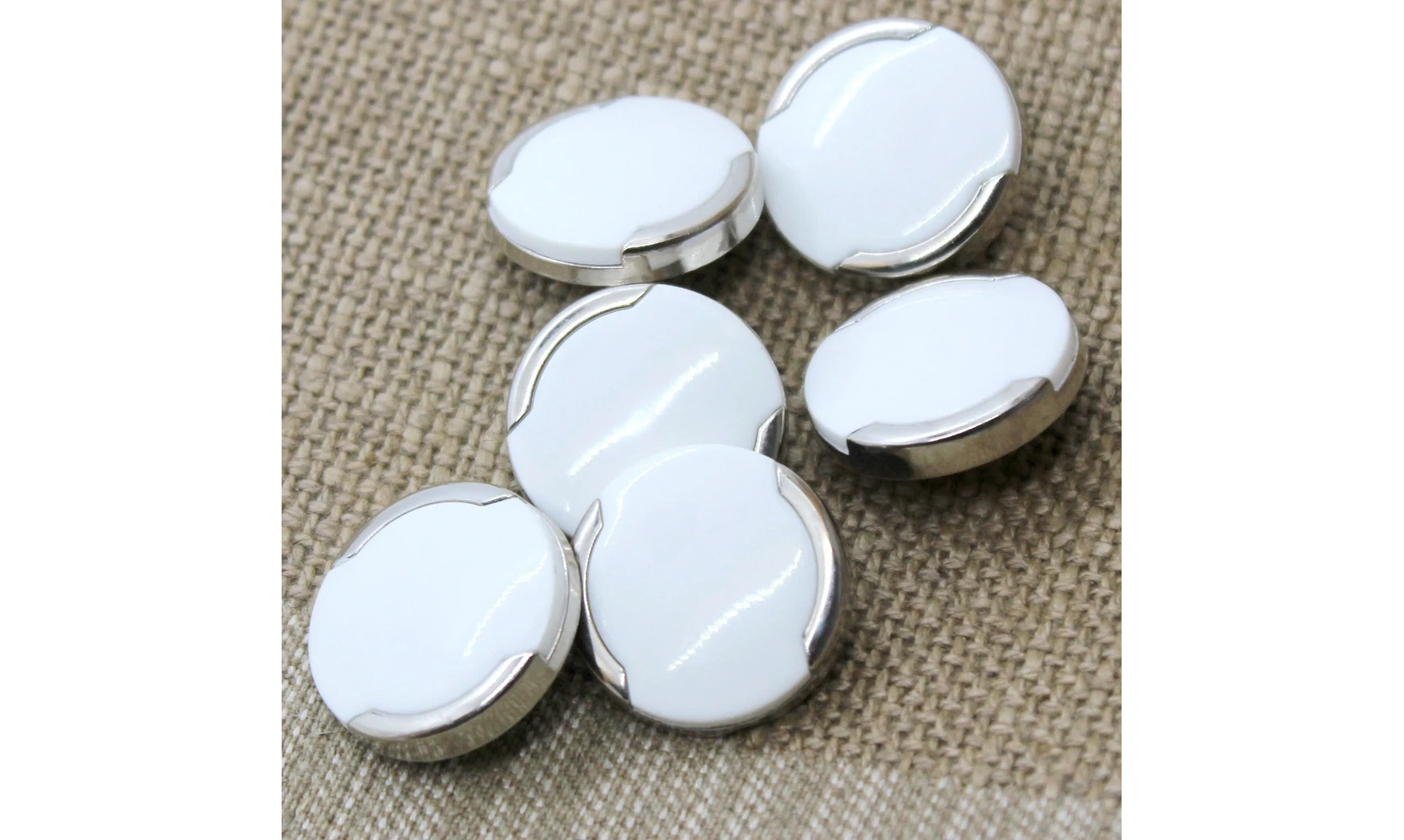 6 Boutons / 22MM / Blanc et argenté
