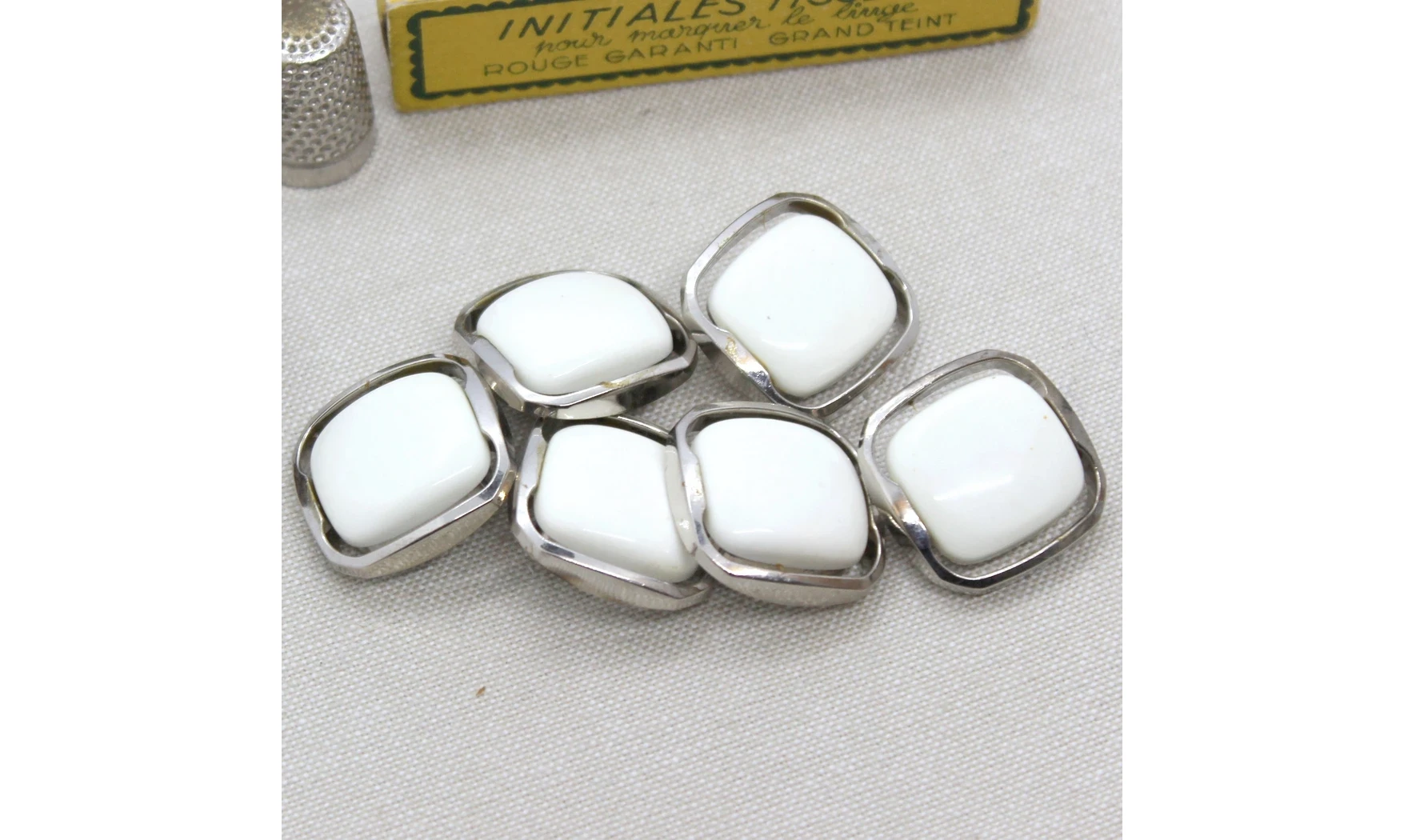 6 Boutons / 25MM / Blanc et argenté