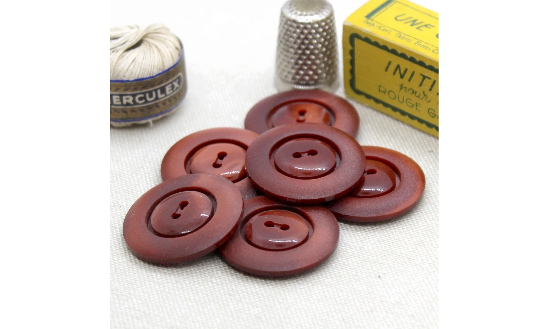 Vintage button Red