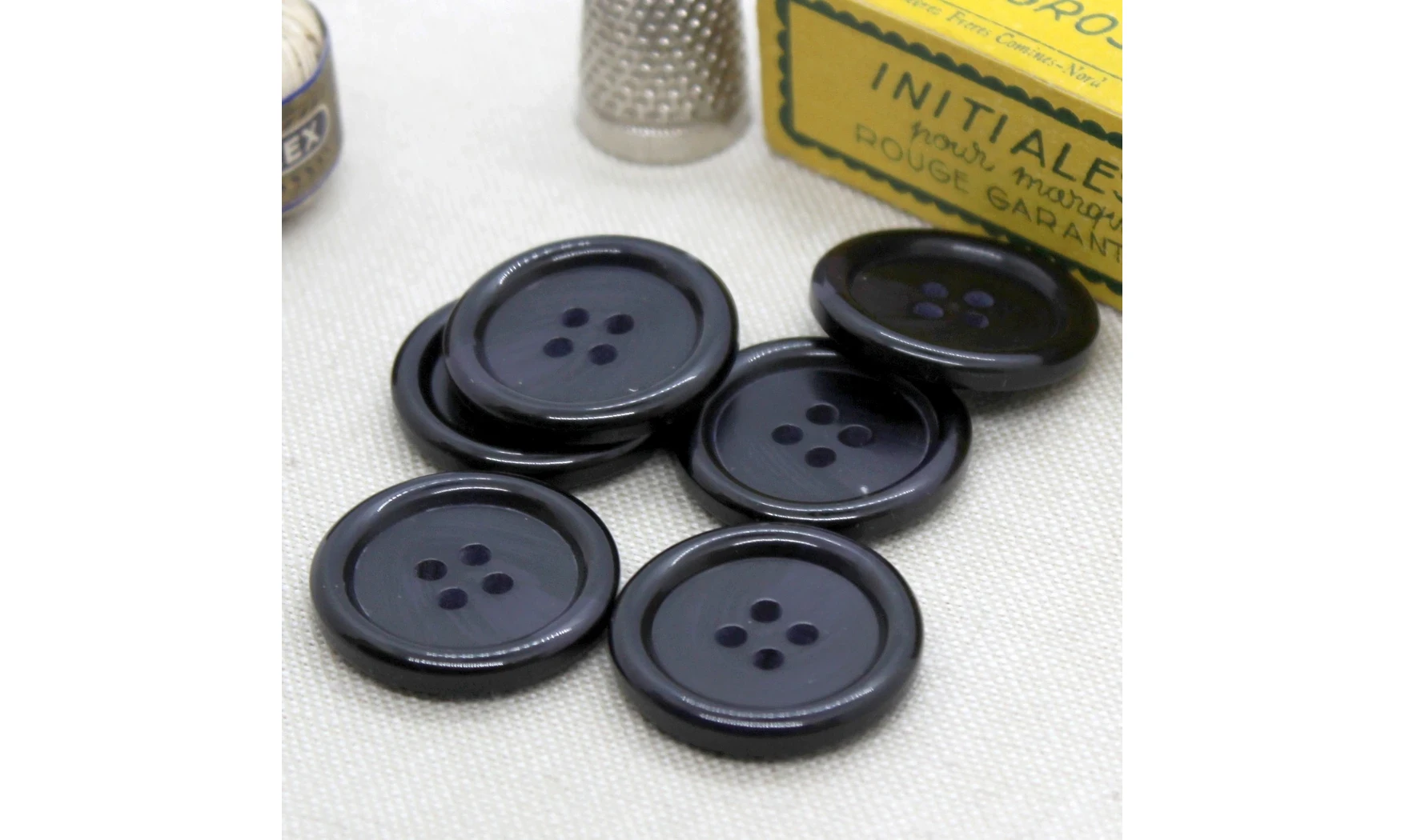 Vintage button Black