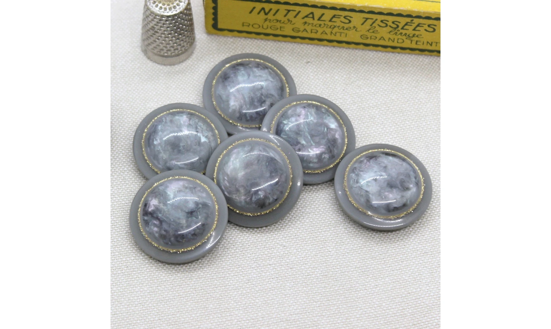 Vintage button Grey