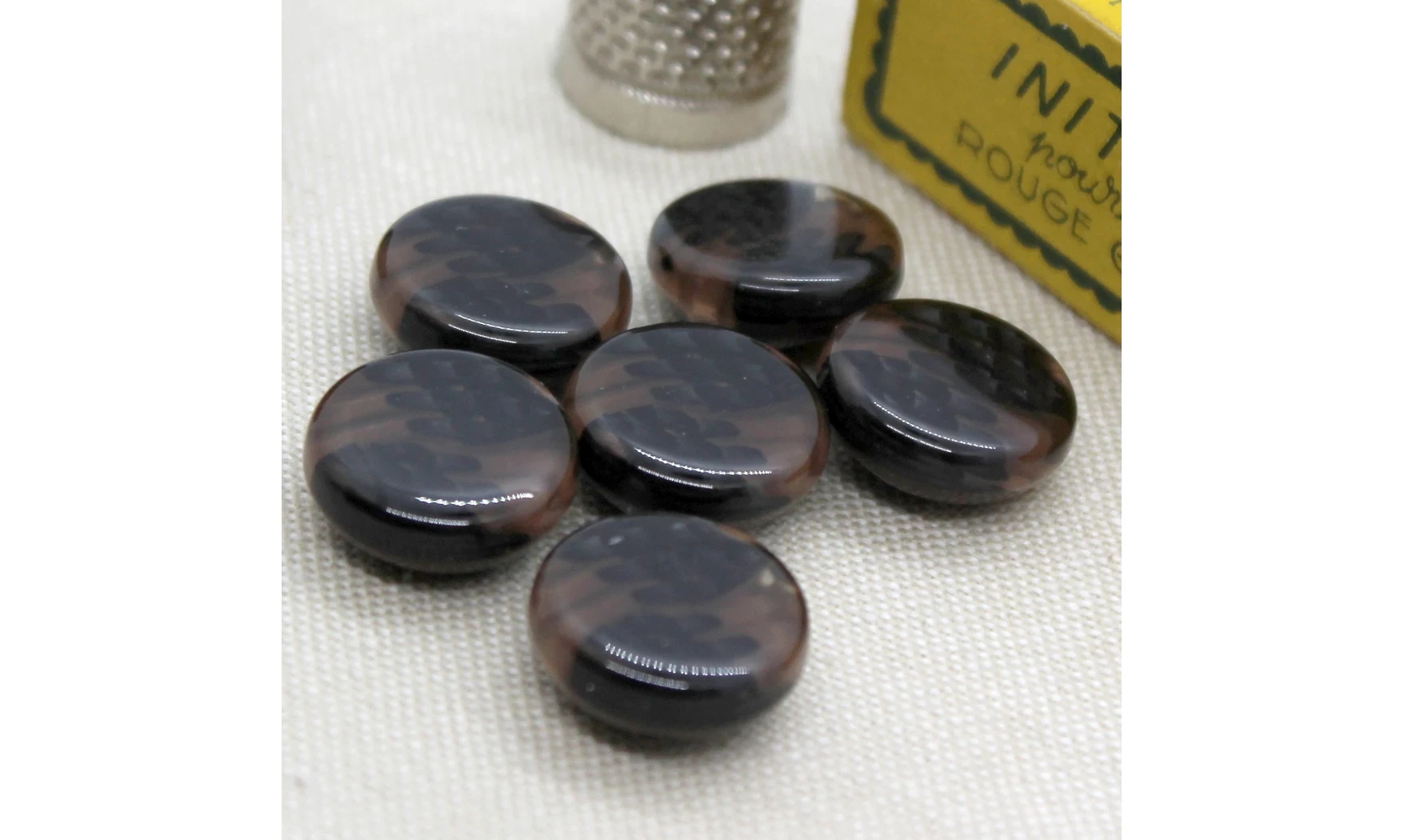 Vintage button Brown