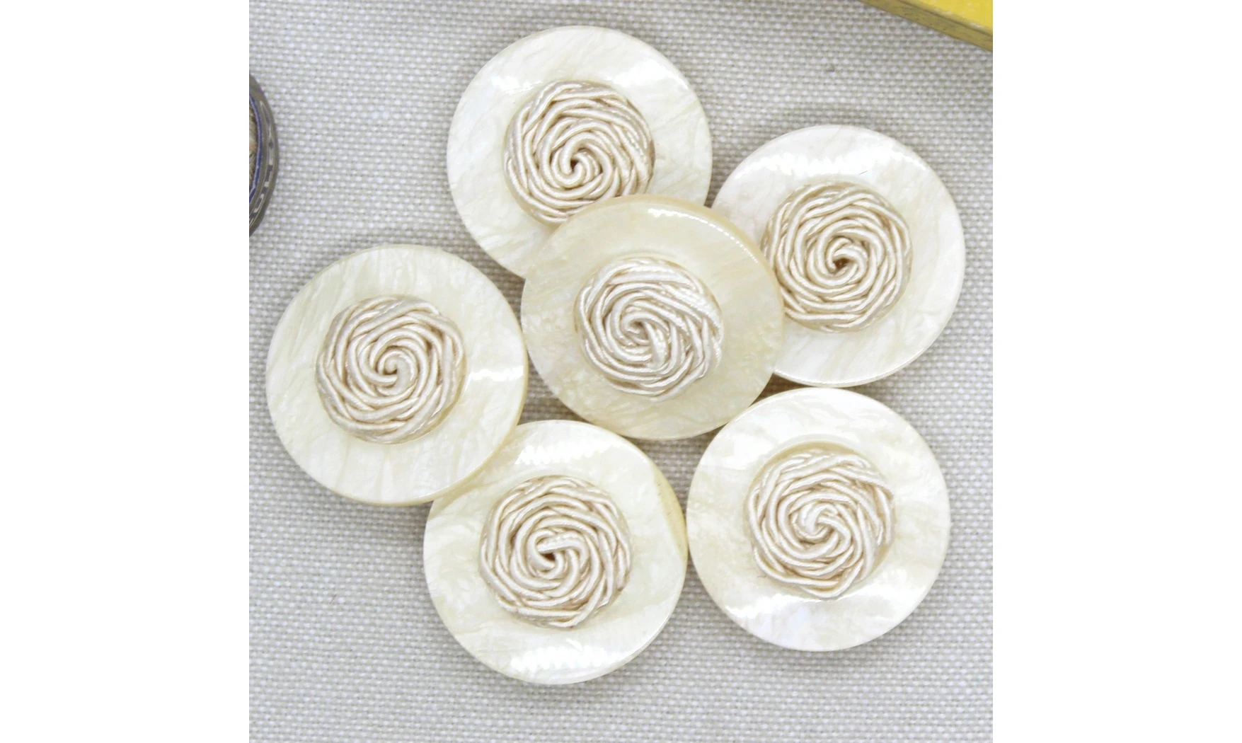 6 Boutons / 28MM / Beige Noeud satin