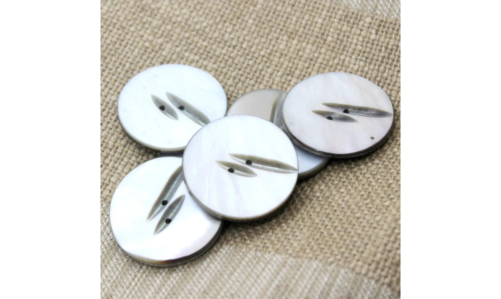 6 Boutons / 32MM / Nacre ciselée