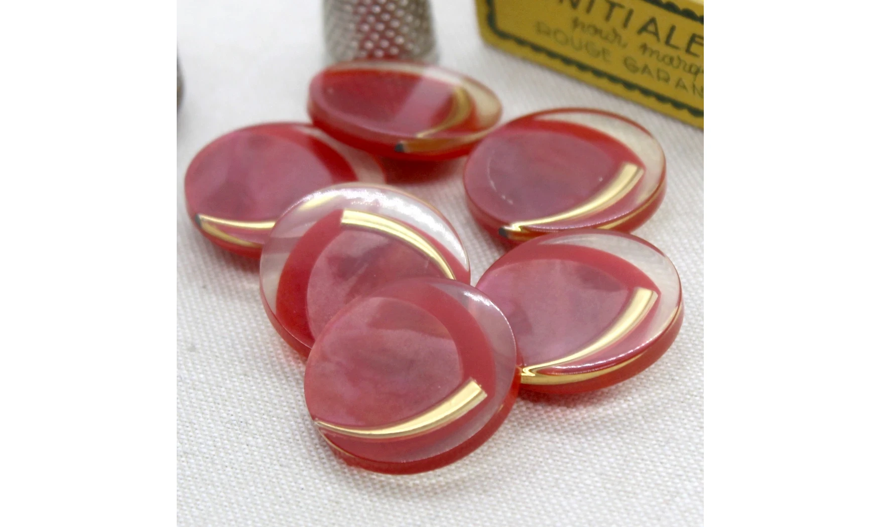 6 Boutons / 27MM / Rouge et détail doré